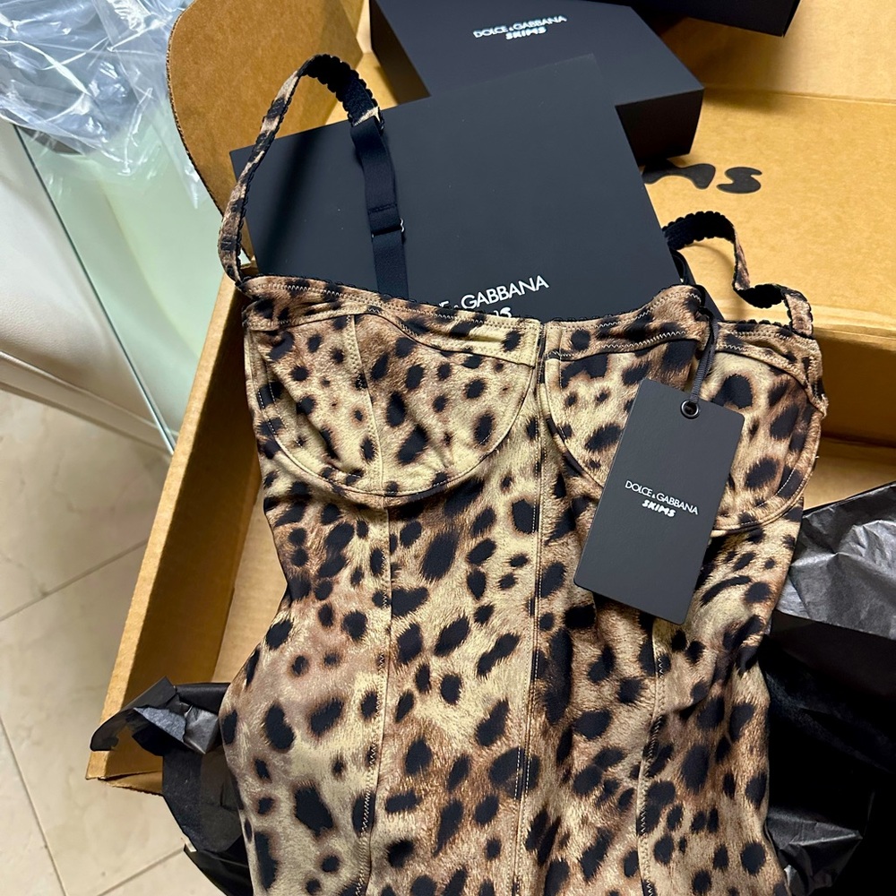 Dolce&Gabbana X SKIMS

SKIMS BODY BODYSUIT